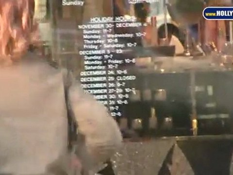 Kate Beckinsale Enters Barneys For More Shopping