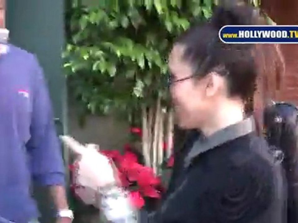 Kim Kardashian Goes to Get Her Nails Done Again