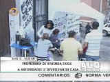 Mujer se encadena en la puerta de su casa y exige desalojo de inquilinos