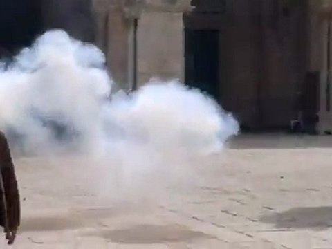 لحظة اقتحام شرطة الكيان الصهيوني للمسجد الأقصى 24-2-2012