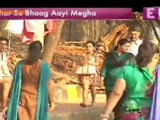 Megha Ke Pichhe Pade Gunde !