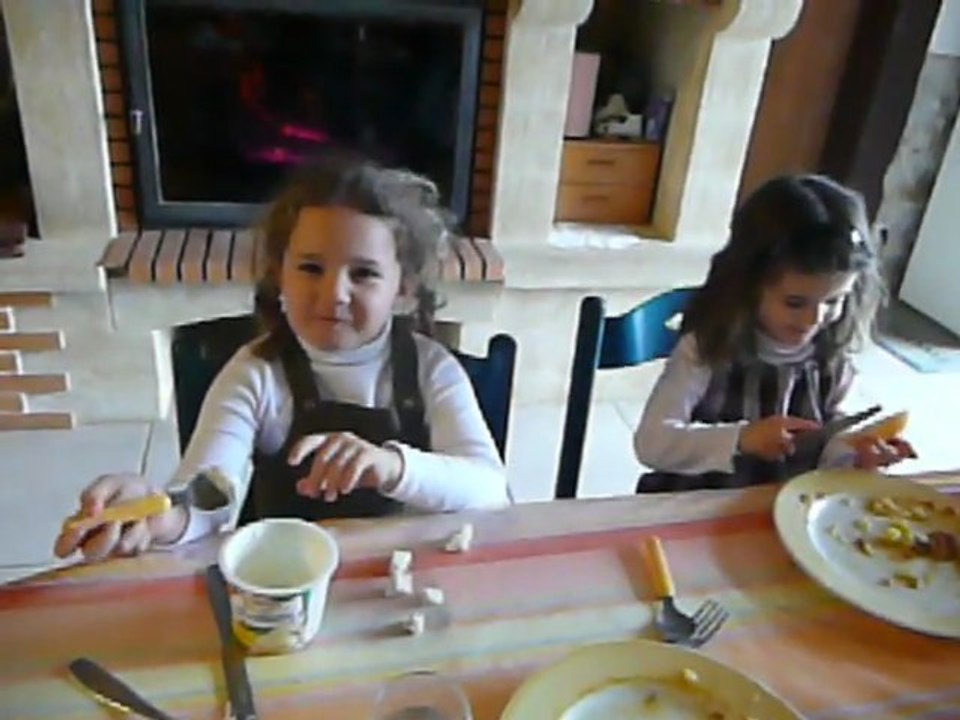 Marie mange de la cancoillotte