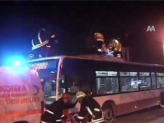 Otomobil çarptı, otobüsün üzerine düştü