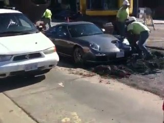 Une Porsche reste coincée dans du ciment