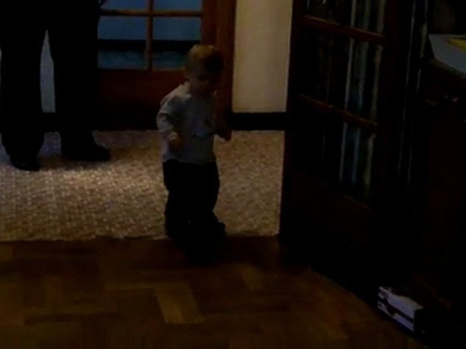 les 1er pas de Nathan à 13 mois le 25 février 2012.