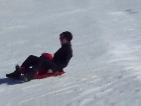 Solène fait de la luge avec maman