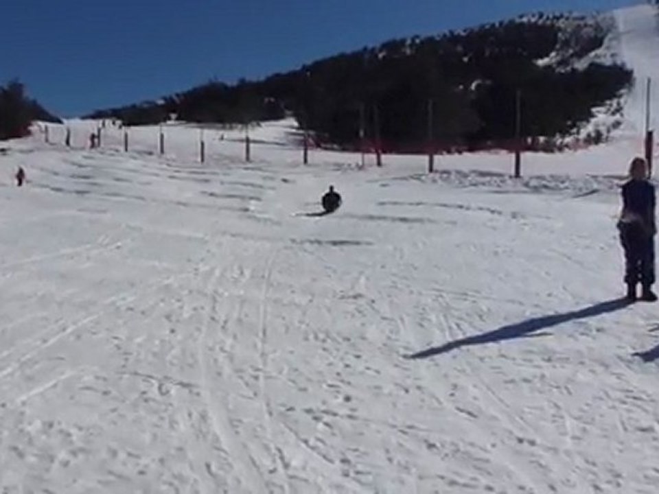 Solène fait de la luge avec papa
