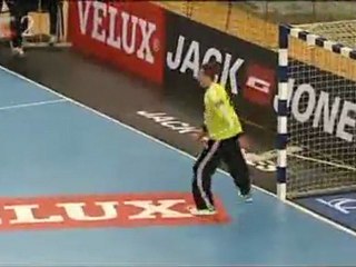 Vaskevicius, gardien de Schaffhausen balaie sa zone / Handball - Ligue des Champion