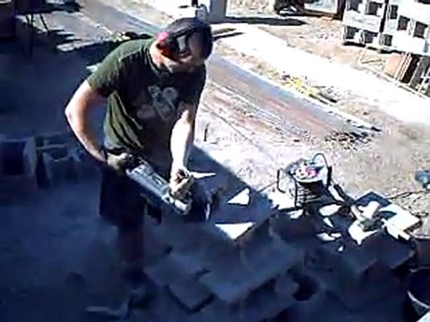 Cyril découpe des parpaings