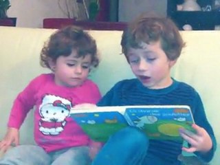 Romann raconte une histoire à sa soeur