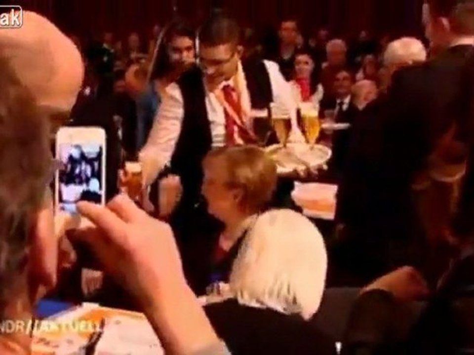 Angela Merkel prend une bière sur la tête !