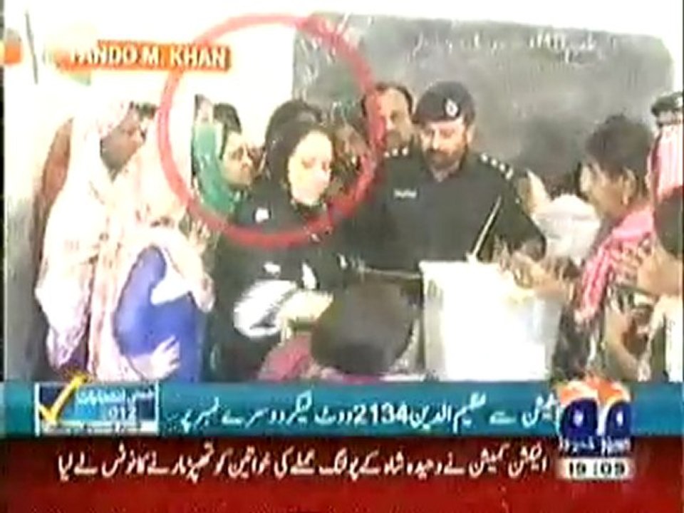 PPP candidate Waheeda Shah ki Badmashi....zamni election 25-02-2012