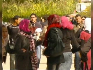 Los sirios votan un referendo constitucional en mitad de...