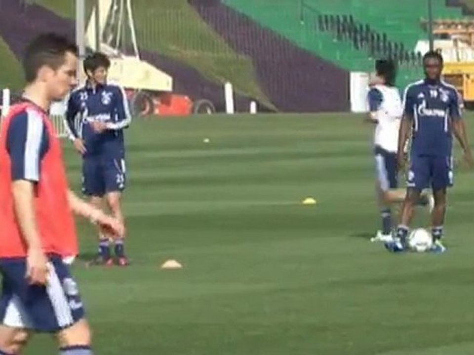 Bundesliga - Bayern gegen Schalke unter Druck