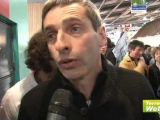 Les producteurs de l'Apli "se mettent à poil" sur le stand du ministère de l'Agriculture au Sia