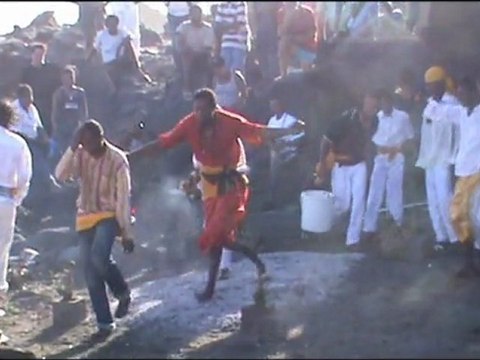 Marche sur le feu à Terre -Sainte Tanambo à Saint-Pierre le 26 février 2012