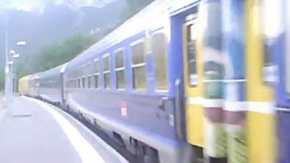 train paris briançon au depard de la gare de l'argentiere les ecrins avec en tete  une BB67000 jaune infra sncf