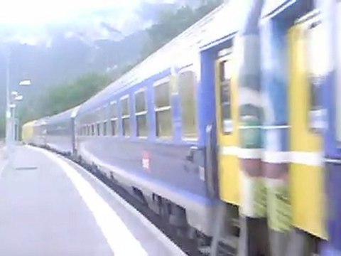 train paris briançon au depard de la gare de l'argentiere les ecrins avec en tete une BB67000 jaune infra sncf