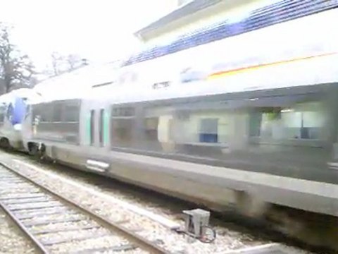 AGC croisant le train de nuit n°5793 a destination de briançon en gare de l'argentiere la bessèe