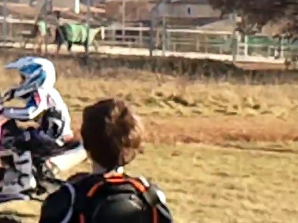 LORIS 5 ANS SUR SA MOTO