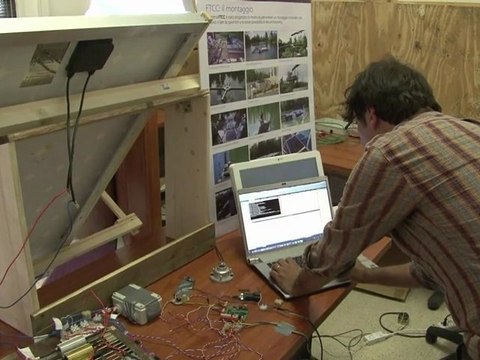 ألواح شمسية تطفو على سطح المياه