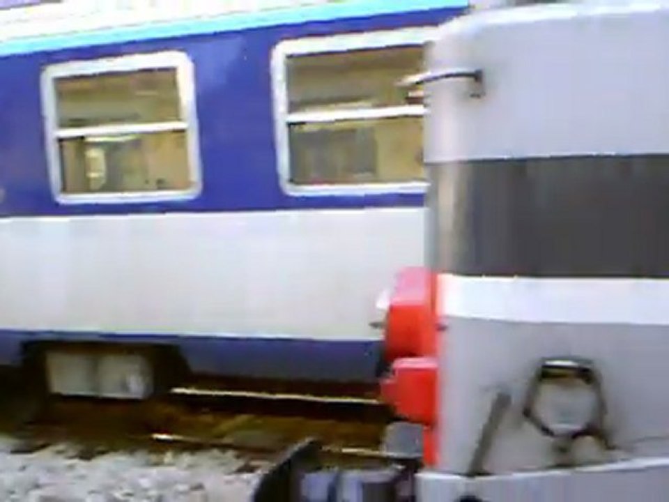 croissement d'un RRR avec un train de nuit de forcemment en gare de l'argentiere