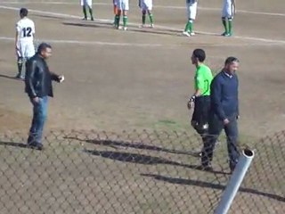 سيارة الاسعاف تقل المصاب من الملعب