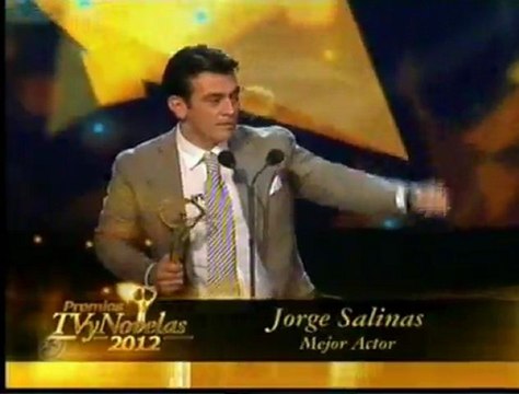 Jorge Salinas recibiendo el premio! (TV y Novelas 2012) por LQNPA