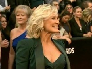 Stars don "va-va-voom" gowns for Oscars red carpet.