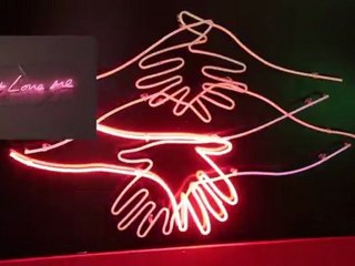 Néon. Who's afraid of red, yellow, and blue?