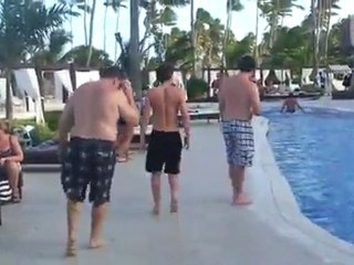 Πήγε να τον ρίξει στην πισίνα και την έσπασε