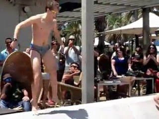 Αυτό θα πει να κάνεις beach party μόνος σου