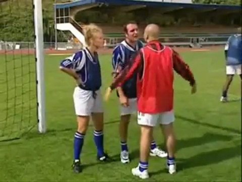 Un gars et une fille : Jouent au football (Jean Dujardin / Alexandra Lamy)