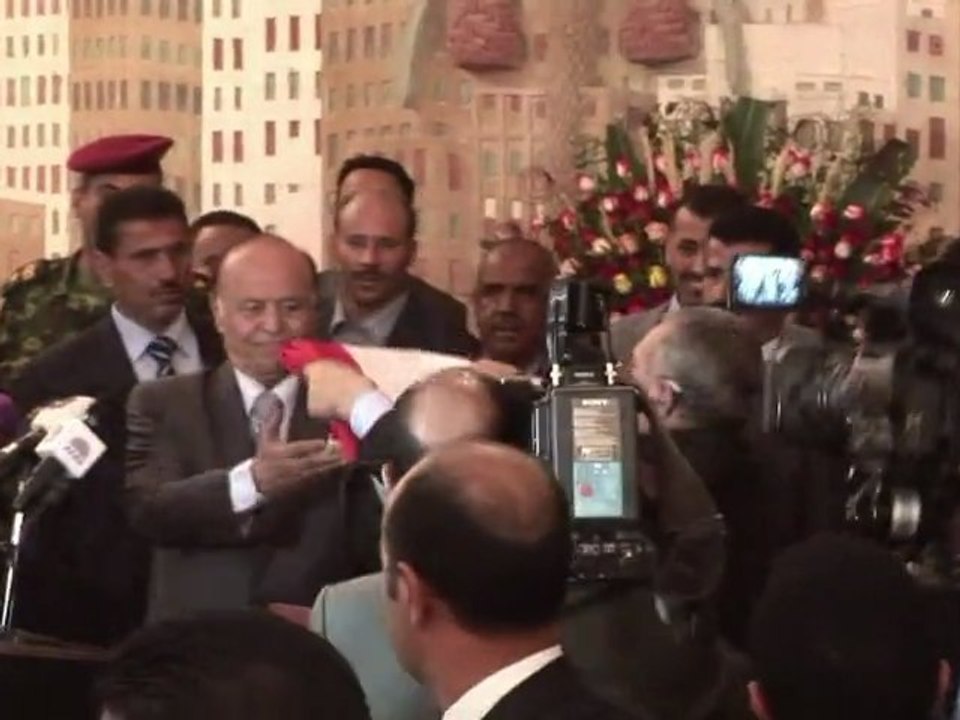 Saleh cede o poder