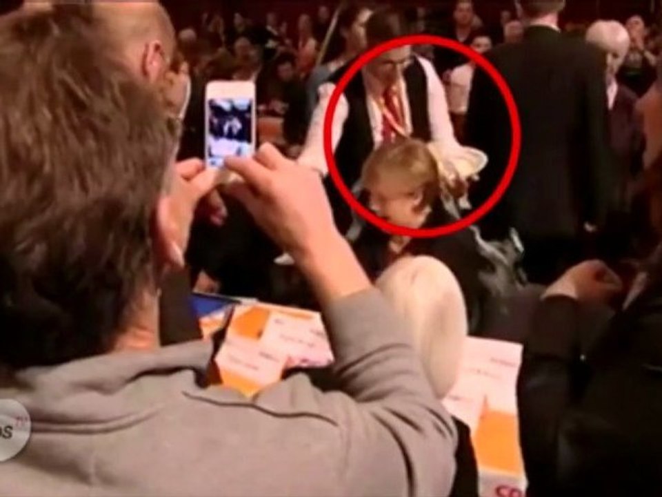 Un serveur renverse de la bière sur Angela Merkel