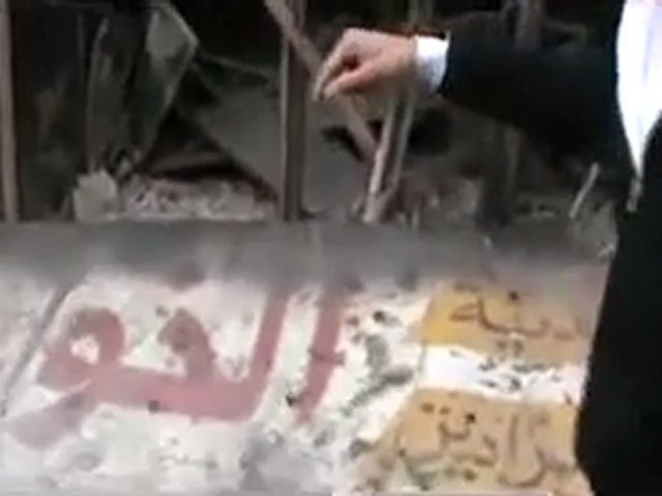 فري برس حمص احتراق احد المحلات التجارية جراء القصف من كتائب بشار  وابو جعغر يروي لنا ماحصل 26 2 2012