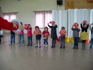 Le salut des enfants de l'école maternelle de Maurens