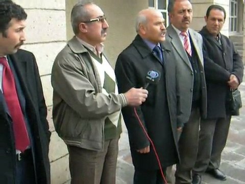 BİR SENDİKACIYA ONLARCA POLİS BEŞ POLİS KAMERASI İŞTE DEMOKRASİ İŞTE İFADE ÖZGÜRLÜĞÜ!