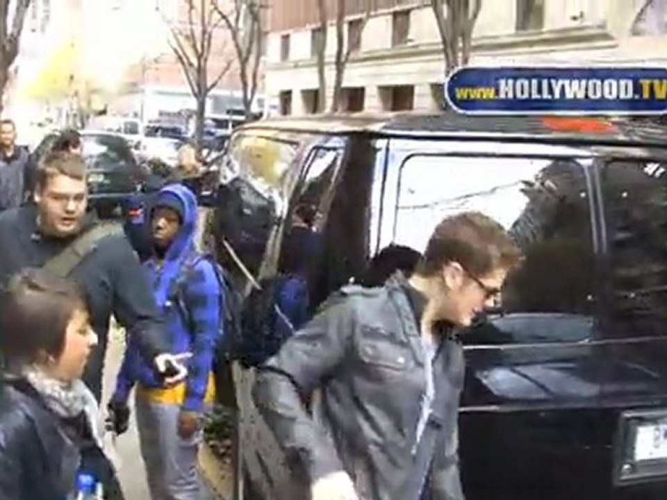 Hot Chelle Rae drives fans crazy at Live With Kelly