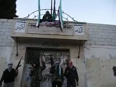 فري برس كفرتخاريم الجيش الحر يرفع علم الاستقلال فوق شعبة الحزب 27 2 2012