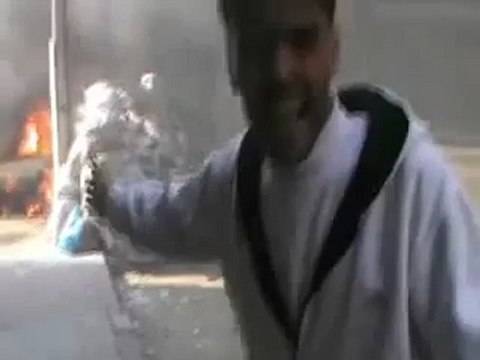فري برس حمص باب السباع اطلاق قذائف ار بي جي من حاجز الفارابي على والمنازل وسيارة تحترق شاهد بعينك ايها العالم وتعرض ابو جعفر والمصور للخطر