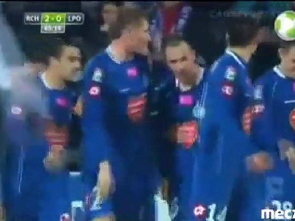 Marek Zienczuk ghi bàn vào lưới Lech Poznan