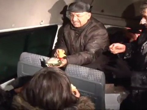 Mahsur kalanlara Vali yardım etti