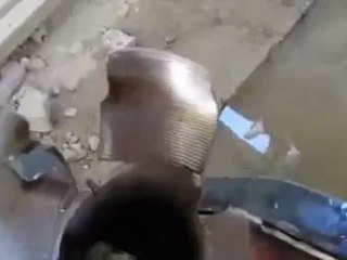 فري برس   حمص باب الدريب  سقوط قذيفة كبيرة وغريبة لم تنفجر 27 2 2012