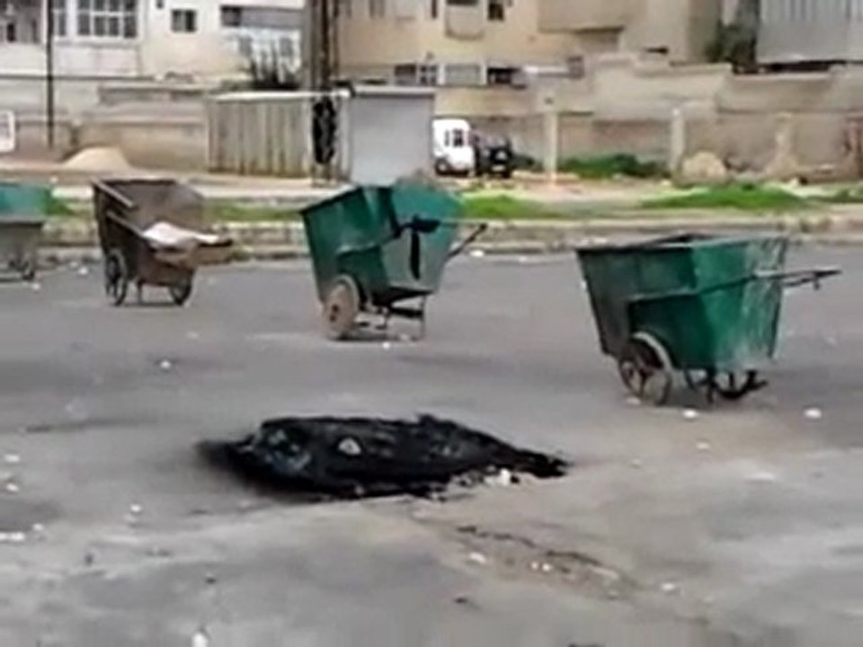 فري برس   حماة   حي الاربعين   قطع الطريق بحي الاربعين 26 2 2012