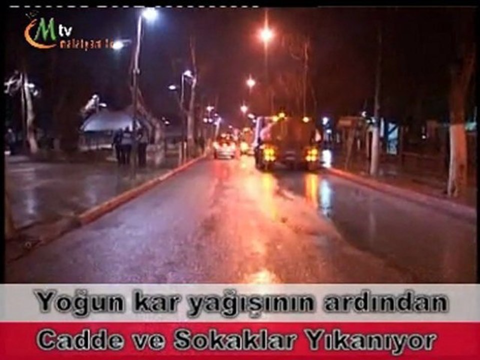 Cadde ve sokaklar yıkanıyor