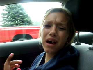 Fille anesthésiée après le dentiste