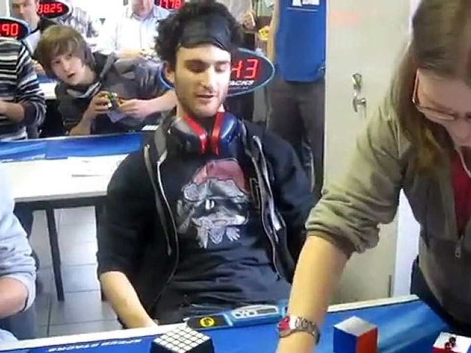 rubiks cube les yeux bandés record du monde