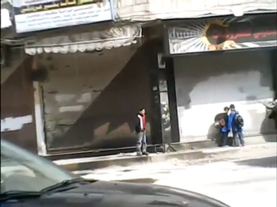 فري برس غوطة دمشق سقبا الحواجز المنتشرة بساحة الجمعية واطلاق نار 28 2 2012 ج4