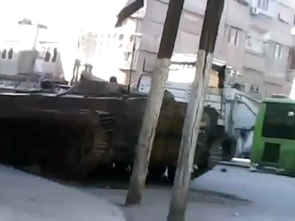 فري برس غوطة دمشق سقبا الحواجز المنتشرة بساحة الجمعية واطلاق نار 28 2 2012 ج3